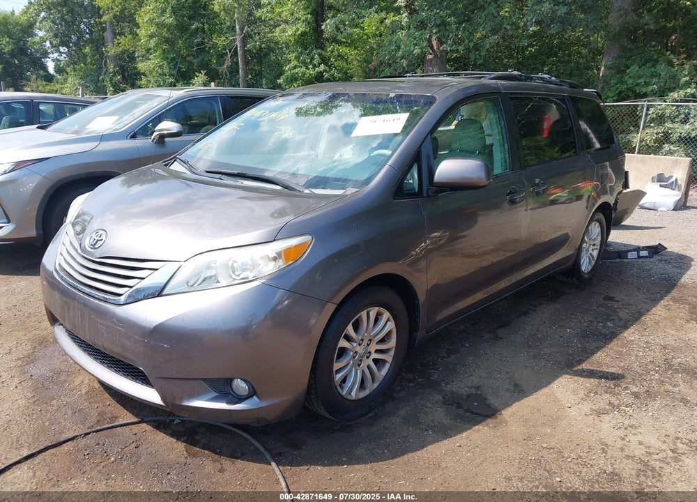 2014 TOYOTA SIENNA XLE V6 8 PASSENGER VIN: 5TDYK3DC7ES415582