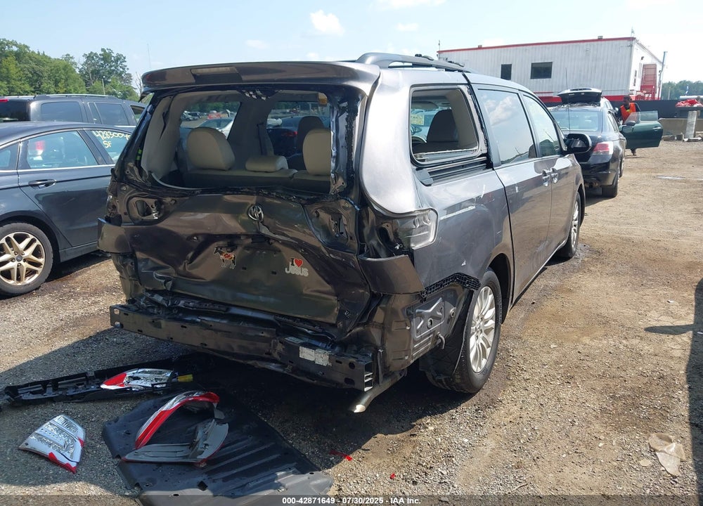 2014 TOYOTA SIENNA XLE V6 8 PASSENGER VIN: 5TDYK3DC7ES415582