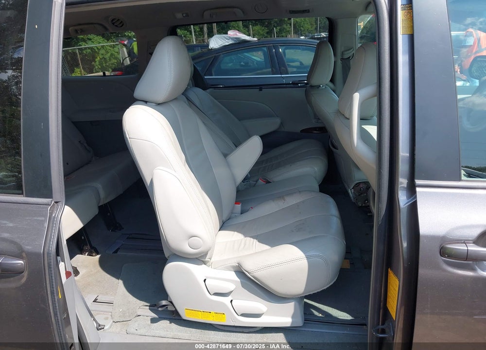 2014 TOYOTA SIENNA XLE V6 8 PASSENGER VIN: 5TDYK3DC7ES415582