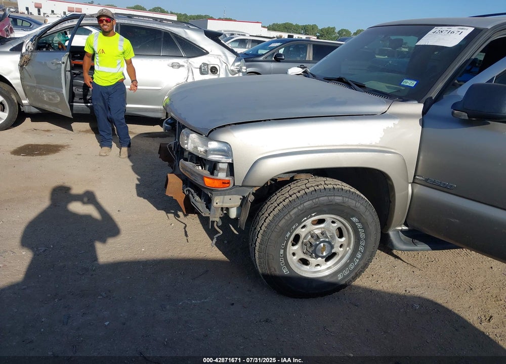 2001 CHEVROLET SUBURBAN 2500 LS VIN: 3GNGC26U91G121786