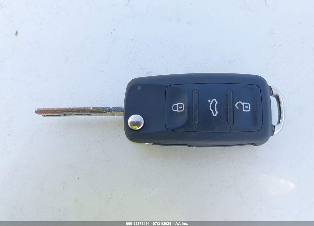 2019 VOLKSWAGEN BEETLE VIN: 3VWFD7AT5KM708869