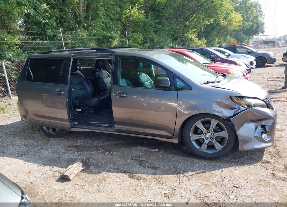 2016 TOYOTA SIENNA SE PREMIUM 8 PASSENGER VIN: 5TDXK3DC4GS758400