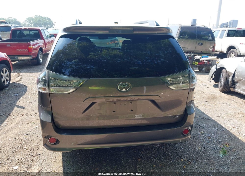 2016 TOYOTA SIENNA SE PREMIUM 8 PASSENGER VIN: 5TDXK3DC4GS758400