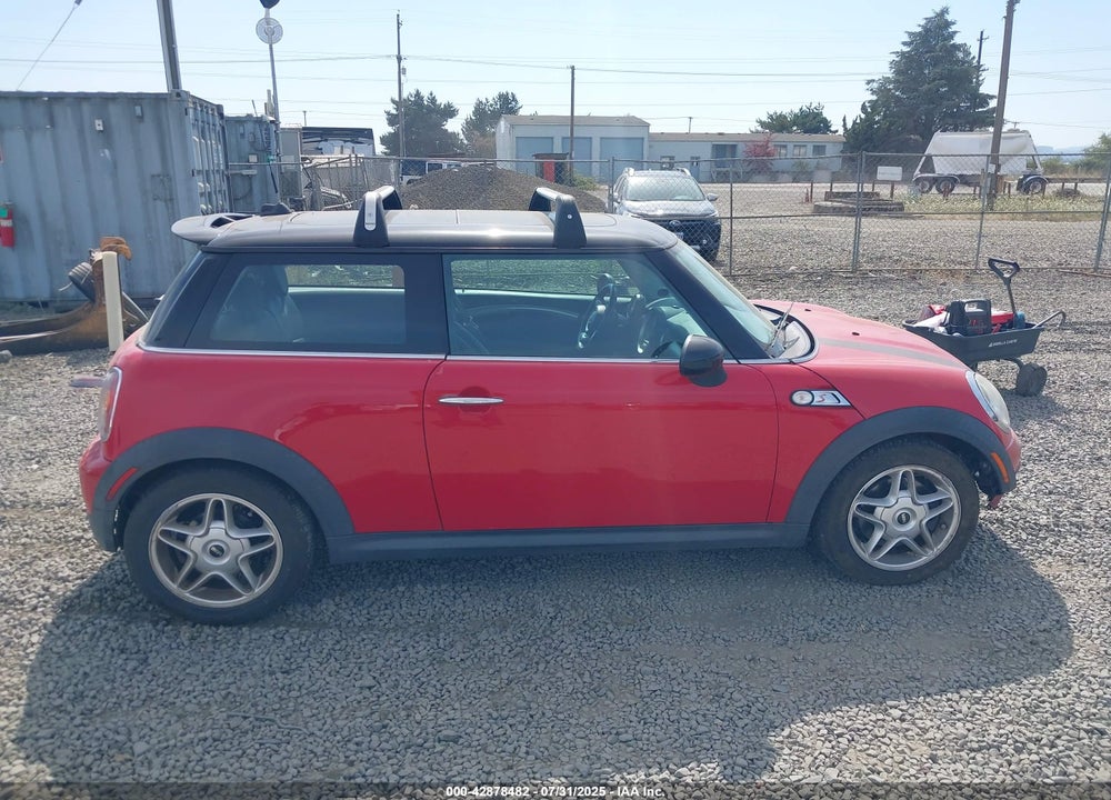 2008 MINI COOPER S VIN: WMWMF73568TT87595