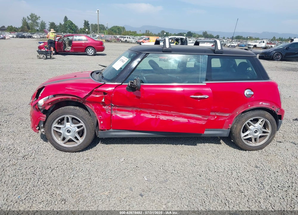 2008 MINI COOPER S VIN: WMWMF73568TT87595