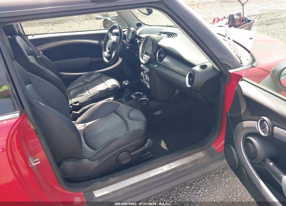 2008 MINI COOPER S VIN: WMWMF73568TT87595