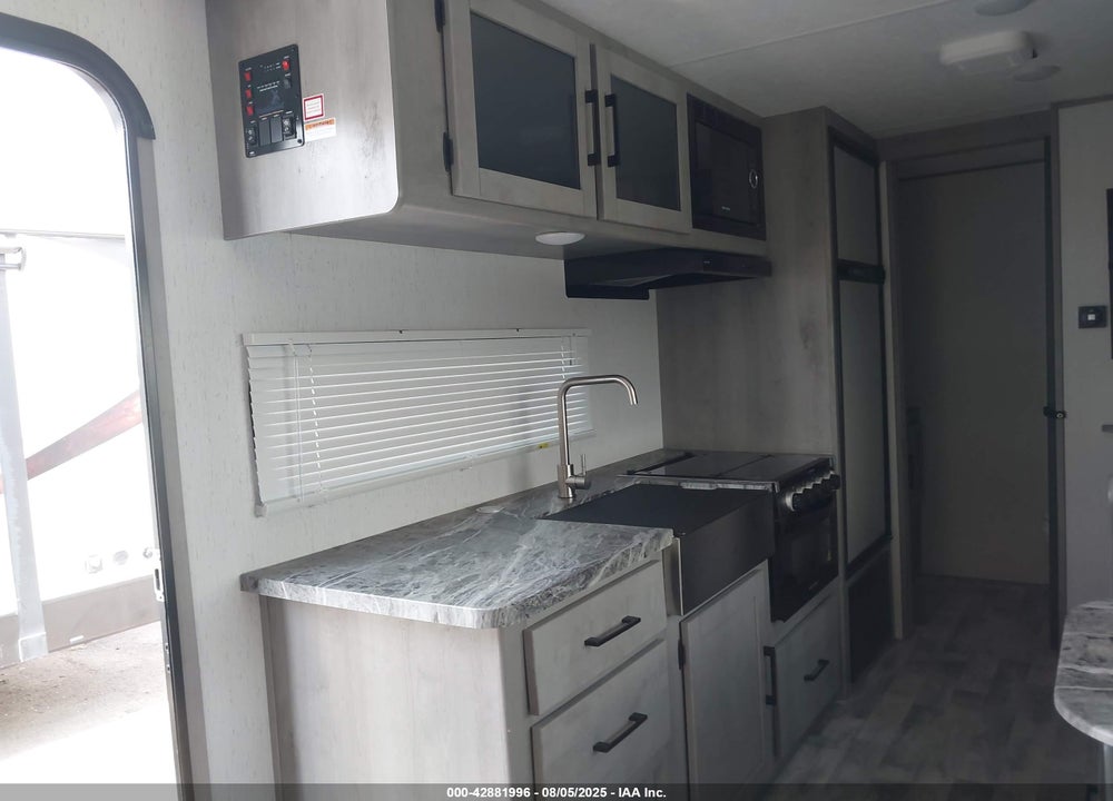 2022 KODIAK BY DUTCHMEN ULTRA LITE SERIES M- VIN: 4YDTKDL2XNJ970867