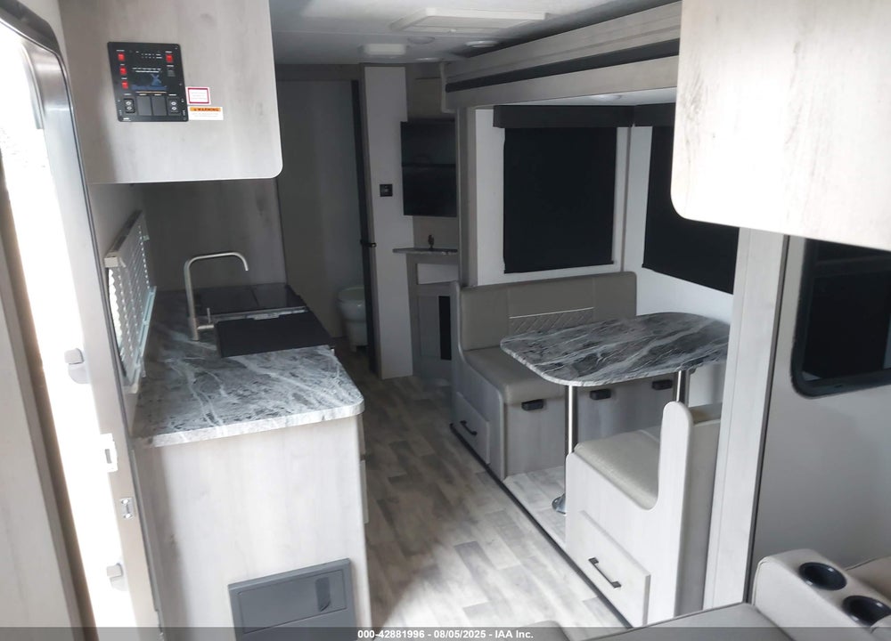 2022 KODIAK BY DUTCHMEN ULTRA LITE SERIES M- VIN: 4YDTKDL2XNJ970867