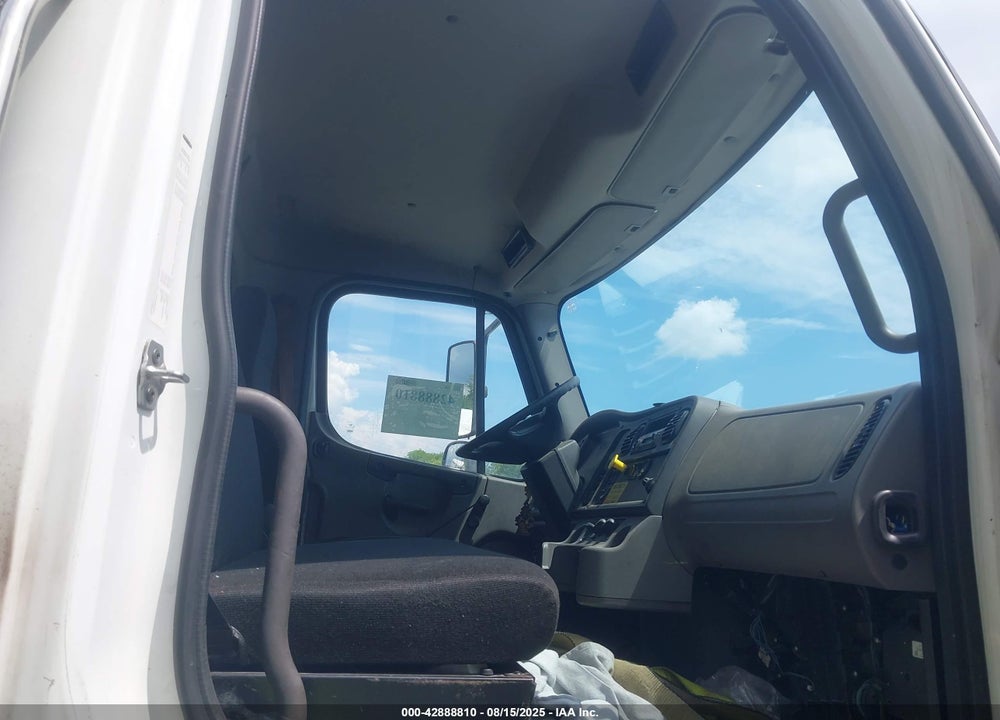 2017 FREIGHTLINER M2 106 VIN: 1FVHCYCYXHHJB2022