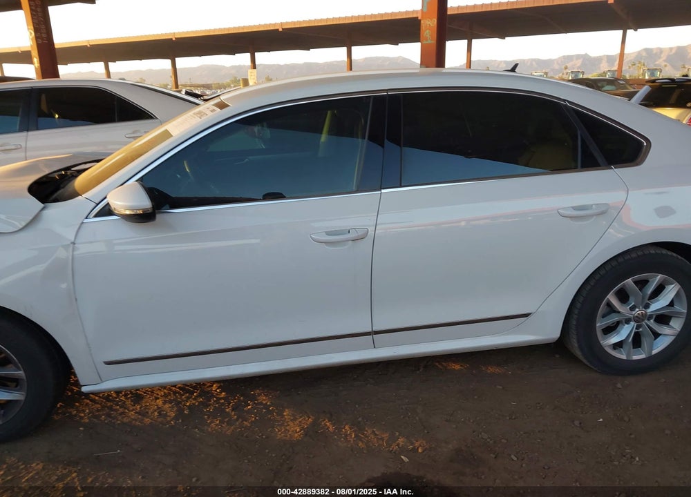 2017 VOLKSWAGEN PASSAT VIN: 1VWAT7A33HC019579
