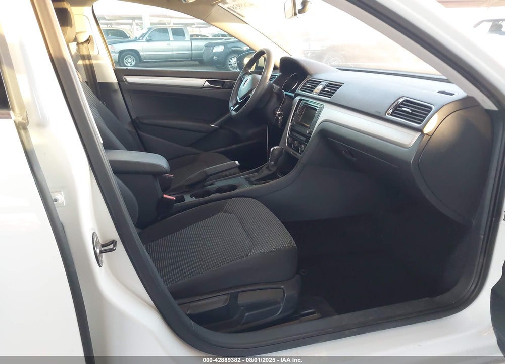 2017 VOLKSWAGEN PASSAT VIN: 1VWAT7A33HC019579