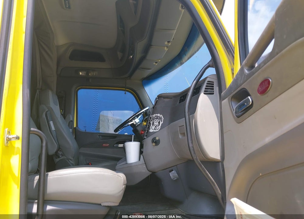 2017 PETERBILT 579 VIN: 1XPBDP9X5HD411855