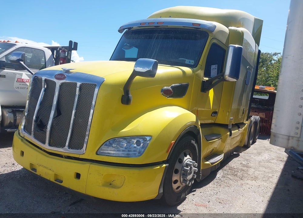 2017 PETERBILT 579 VIN: 1XPBDP9X5HD411855