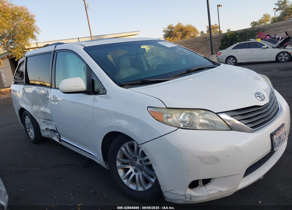 2013 TOYOTA SIENNA XLE V6 8 PASSENGER VIN: 5TDYK3DCXDS329956