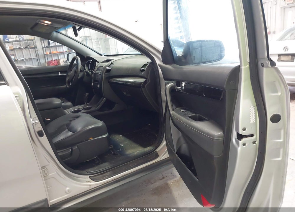 2011 KIA SORENTO VIN: 5XYKU3A10BG033602