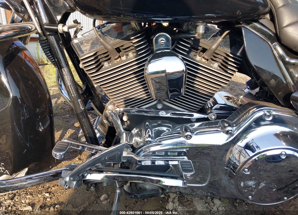 2011 HARLEY-DAVIDSON FLHX VIN: 1HD1KB411BB603655