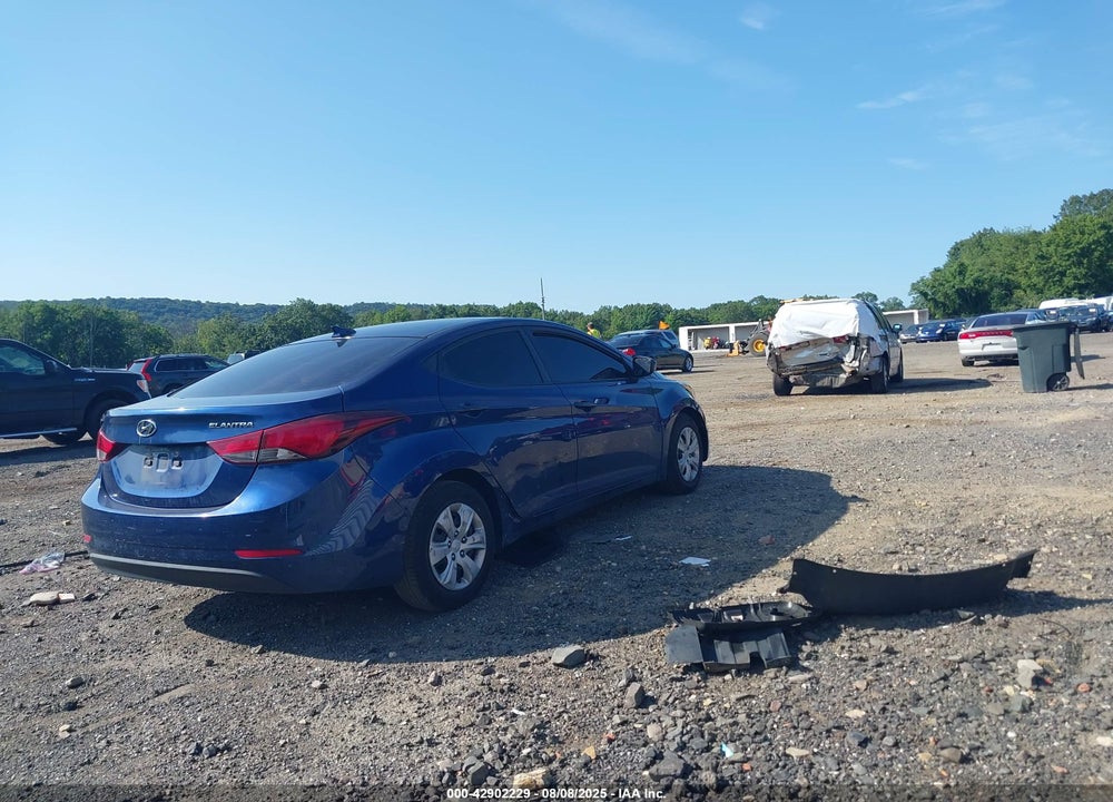 2016 HYUNDAI ELANTRA VIN: 5NPDH4AE7GH713891