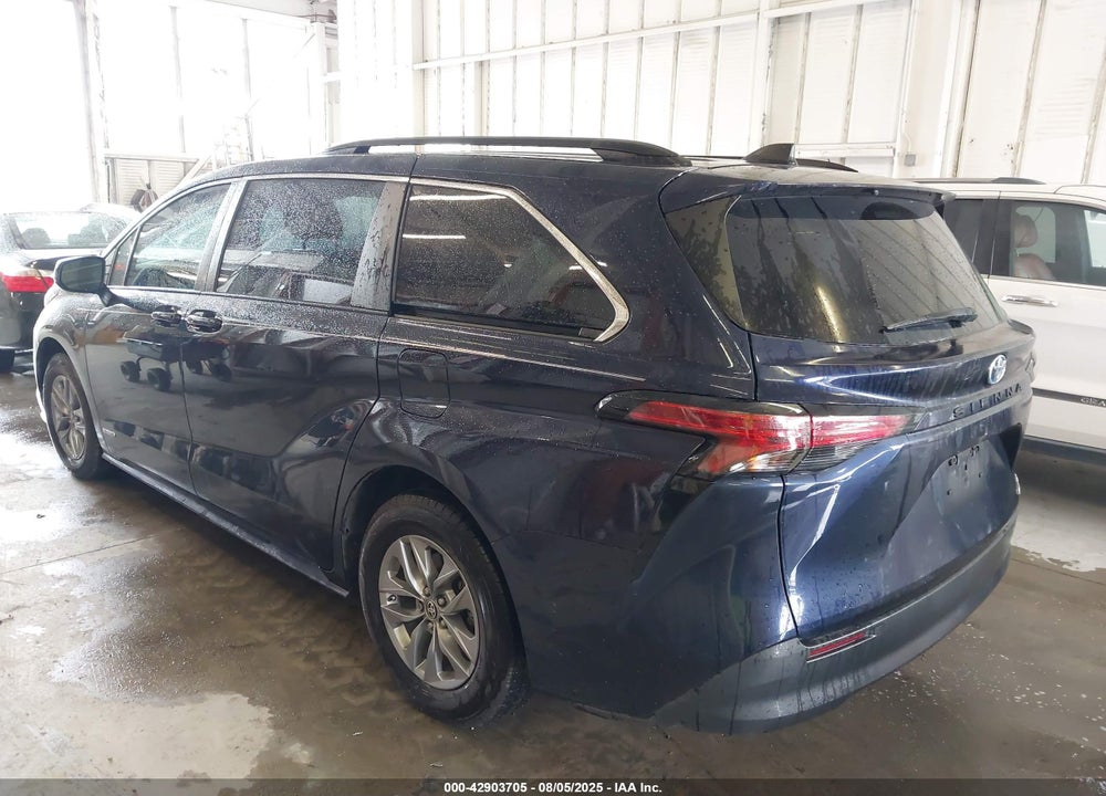 2021 TOYOTA SIENNA LE VIN: 5TDKRKEC8MS030587