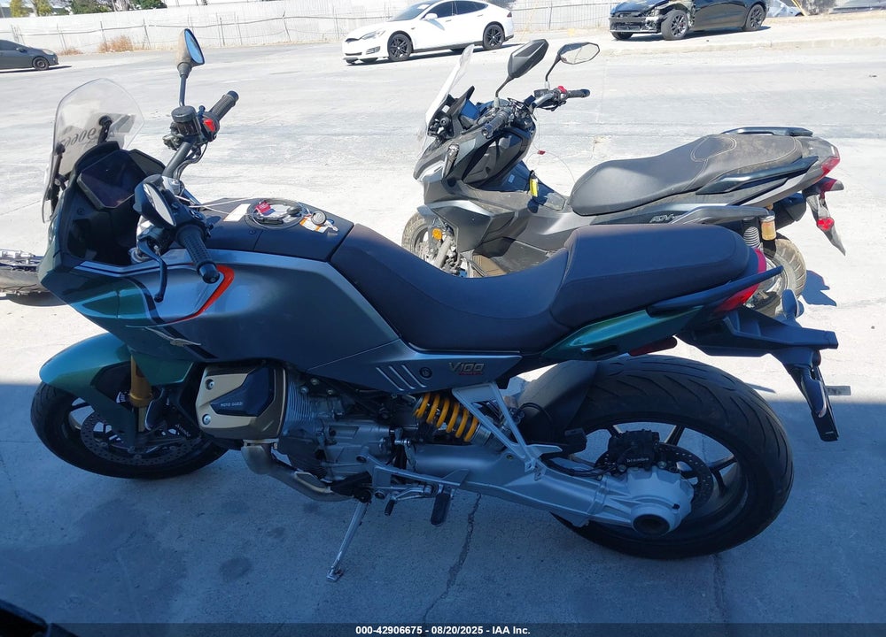 2024 MOTO GUZZI V100 MANDELLO S VIN: ZGUMGUB04RM000376