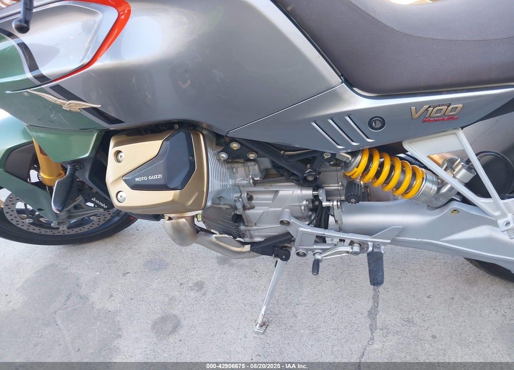 2024 MOTO GUZZI V100 MANDELLO S VIN: ZGUMGUB04RM000376