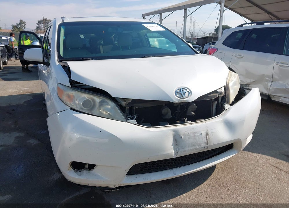 2017 TOYOTA SIENNA XLE PREMIUM 8 PASSENGER VIN: 5TDYZ3DC6HS797183