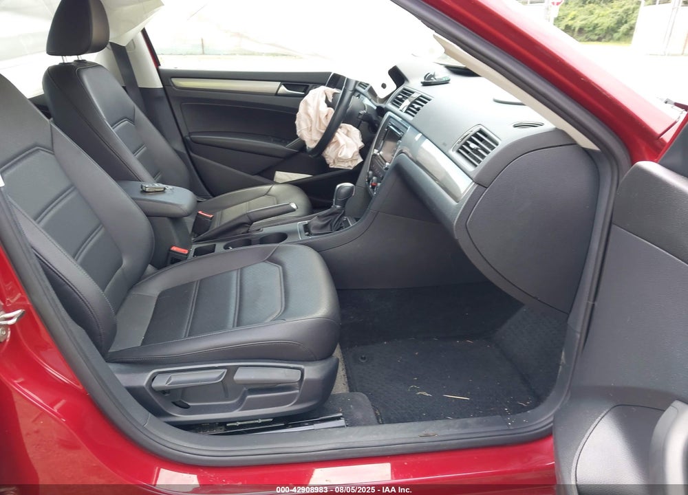 2015 VOLKSWAGEN PASSAT VIN: 1VWAS7A38FC082919