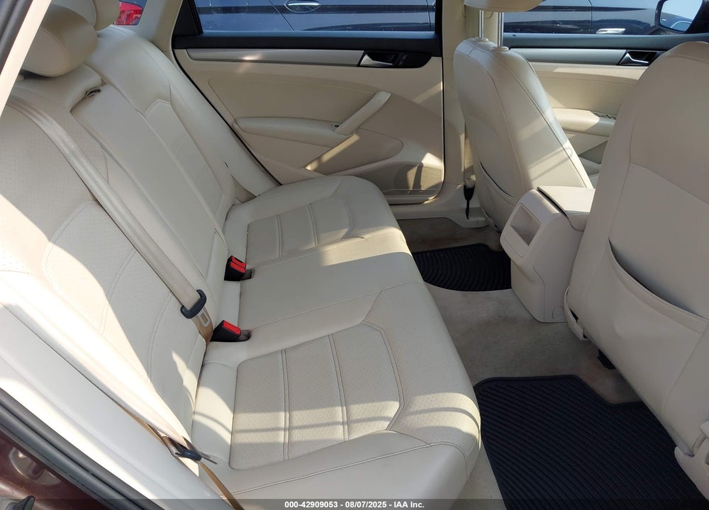 2014 VOLKSWAGEN PASSAT VIN: 1VWAP7A33EC018044