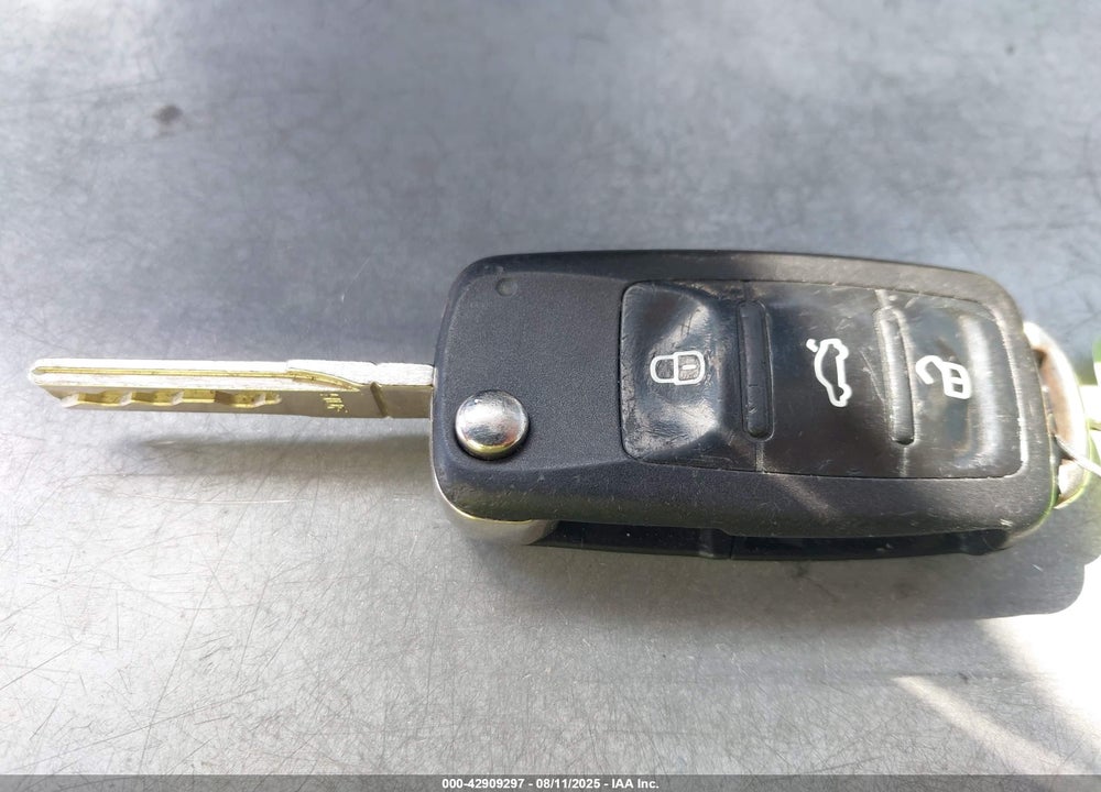 2017 VOLKSWAGEN TIGUAN VIN: WVGAV7AX4HK004719