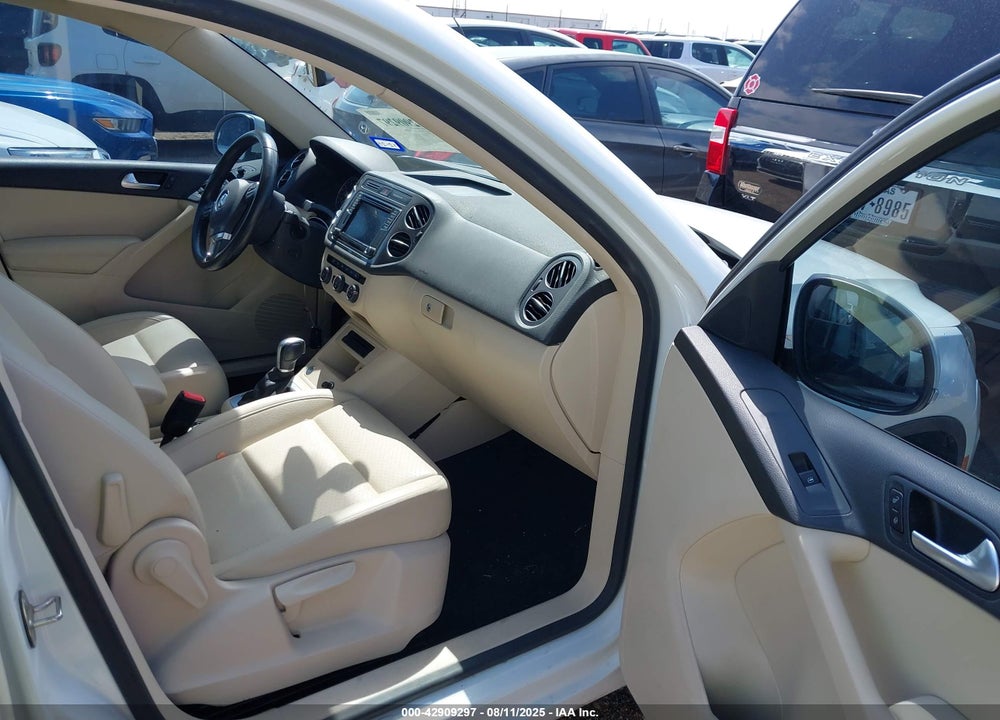 2017 VOLKSWAGEN TIGUAN VIN: WVGAV7AX4HK004719
