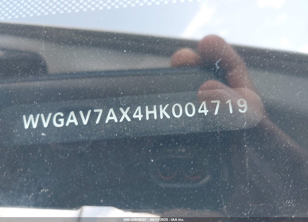 2017 VOLKSWAGEN TIGUAN VIN: WVGAV7AX4HK004719