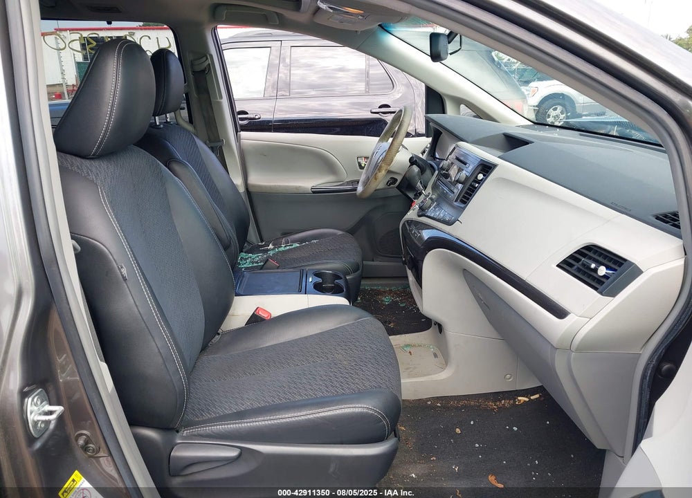 2014 TOYOTA SIENNA SE 8 PASSENGER VIN: 5TDXK3DC5ES417830