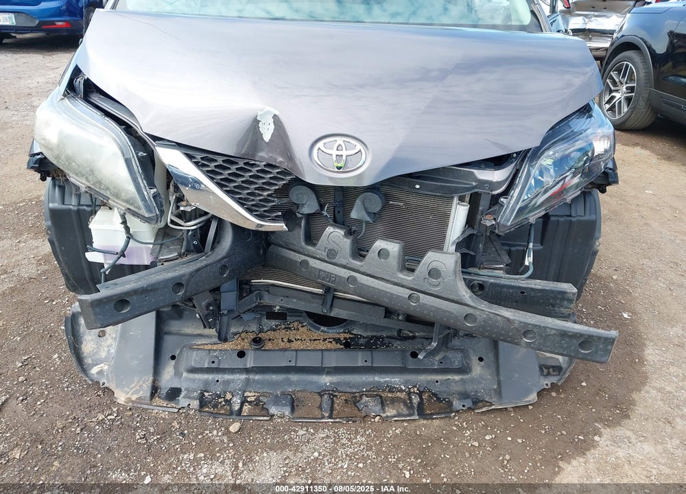 2014 TOYOTA SIENNA SE 8 PASSENGER VIN: 5TDXK3DC5ES417830