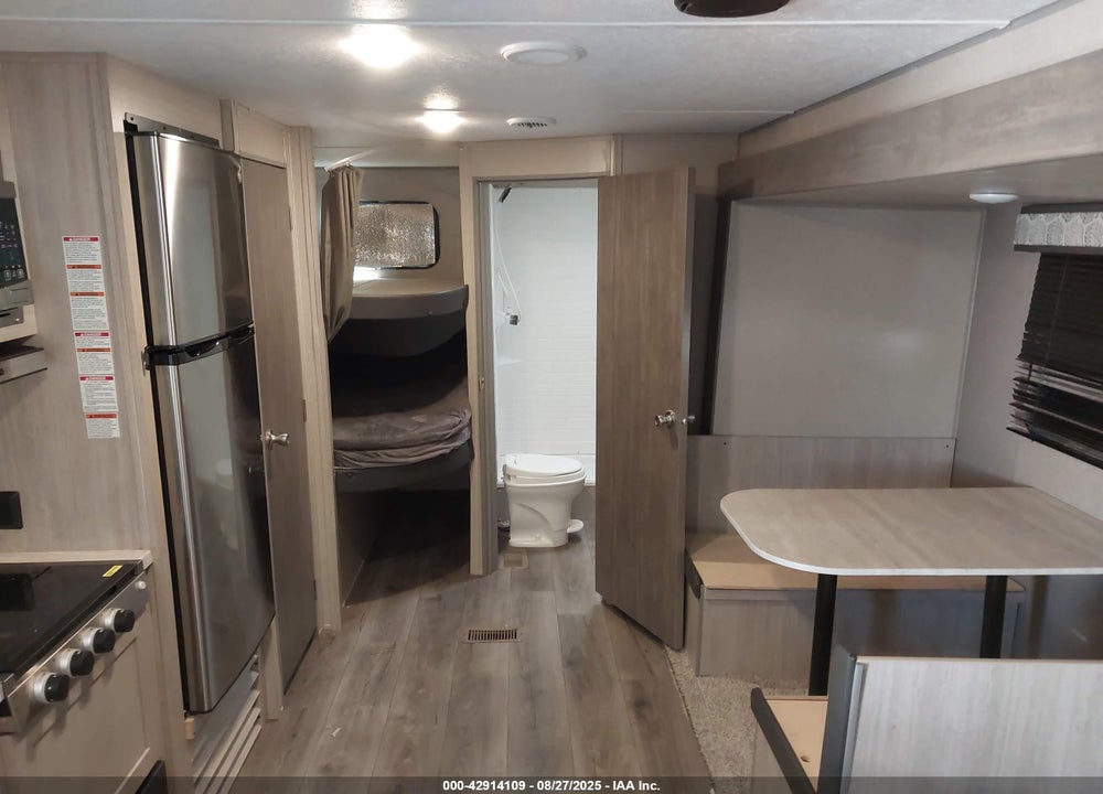 2022 CATALINA SUMMIT 261BHS VIN: 5ZT2CARBXNU040823