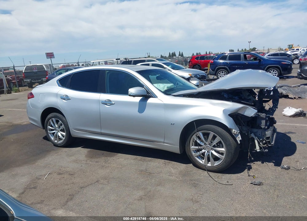 2018 INFINITI Q70 VIN: JN1BY1AR7JM220575