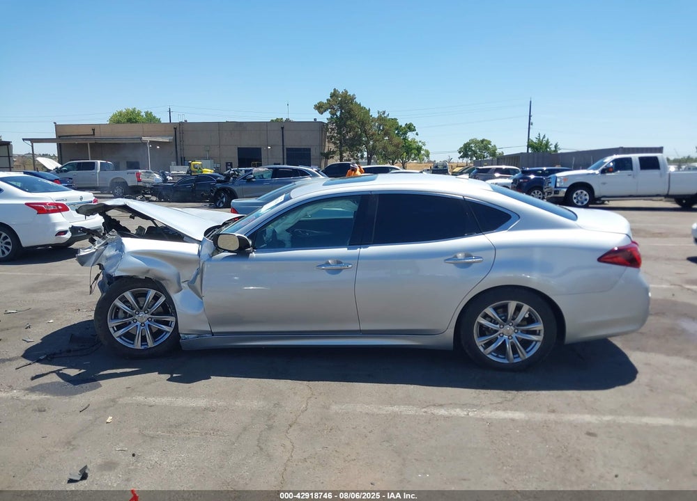 2018 INFINITI Q70 VIN: JN1BY1AR7JM220575
