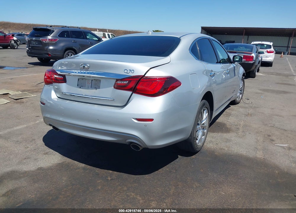 2018 INFINITI Q70 VIN: JN1BY1AR7JM220575