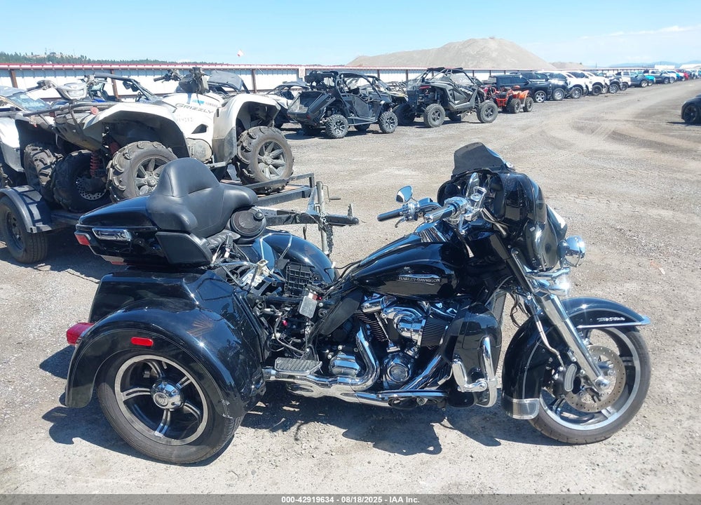 2017 HARLEY-DAVIDSON FLHTCUTG TRI GLIDE ULTRA VIN: 1HD1MAD11HB854799