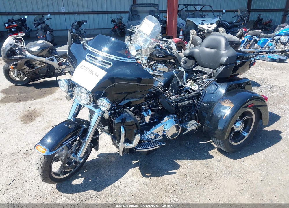 2017 HARLEY-DAVIDSON FLHTCUTG TRI GLIDE ULTRA VIN: 1HD1MAD11HB854799