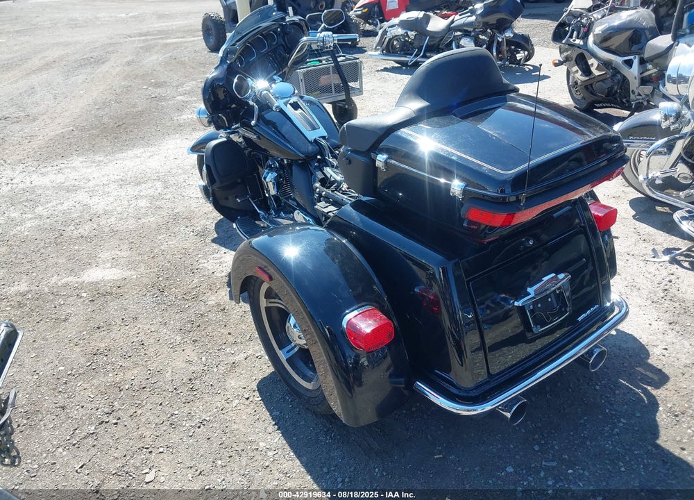 2017 HARLEY-DAVIDSON FLHTCUTG TRI GLIDE ULTRA VIN: 1HD1MAD11HB854799