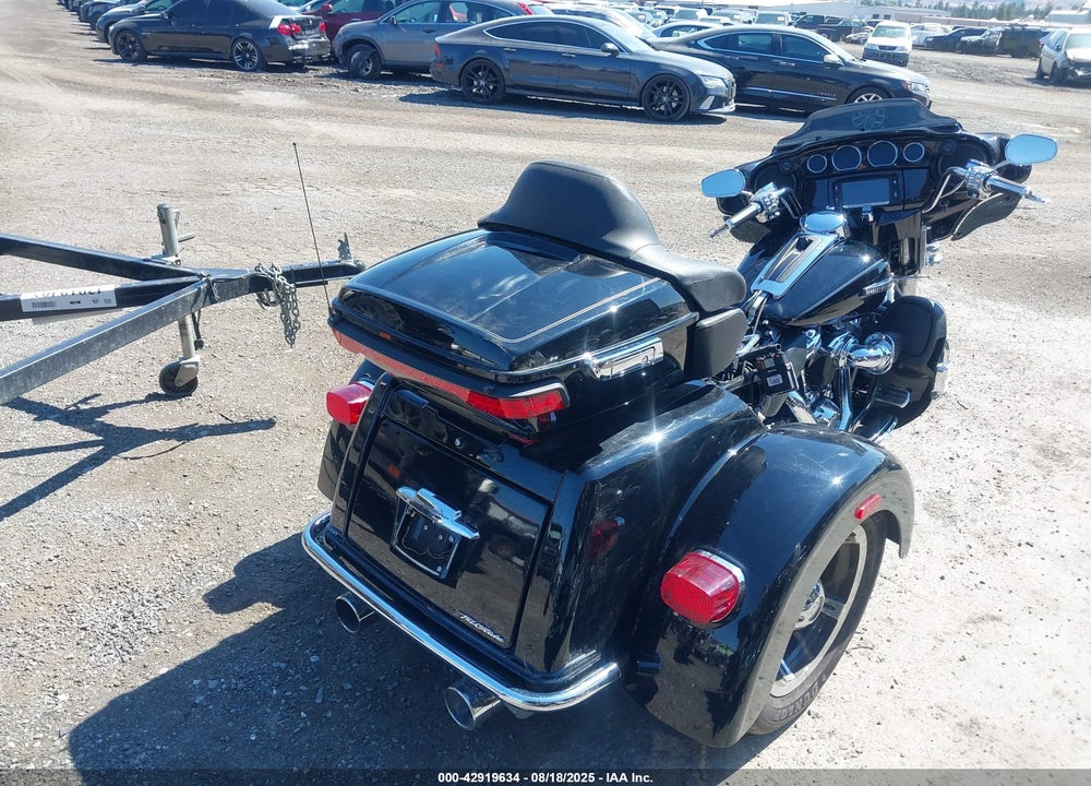 2017 HARLEY-DAVIDSON FLHTCUTG TRI GLIDE ULTRA VIN: 1HD1MAD11HB854799