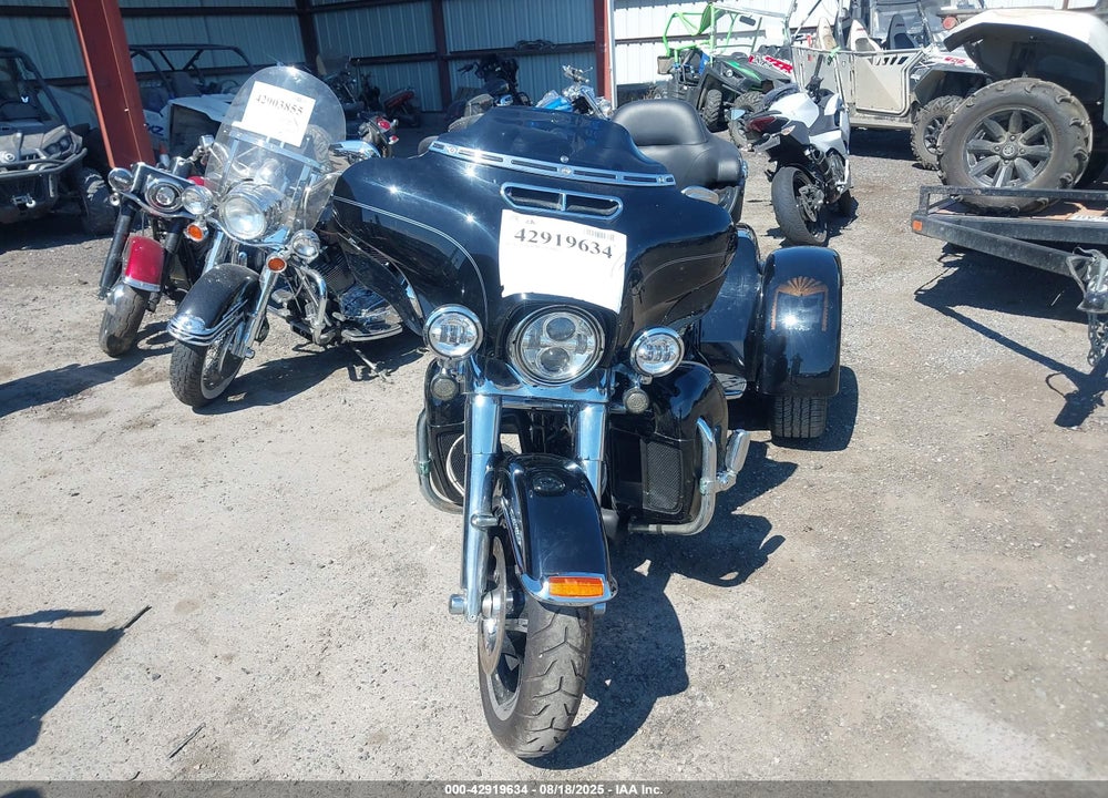 2017 HARLEY-DAVIDSON FLHTCUTG TRI GLIDE ULTRA VIN: 1HD1MAD11HB854799
