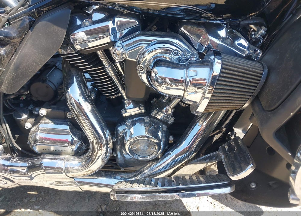 2017 HARLEY-DAVIDSON FLHTCUTG TRI GLIDE ULTRA VIN: 1HD1MAD11HB854799