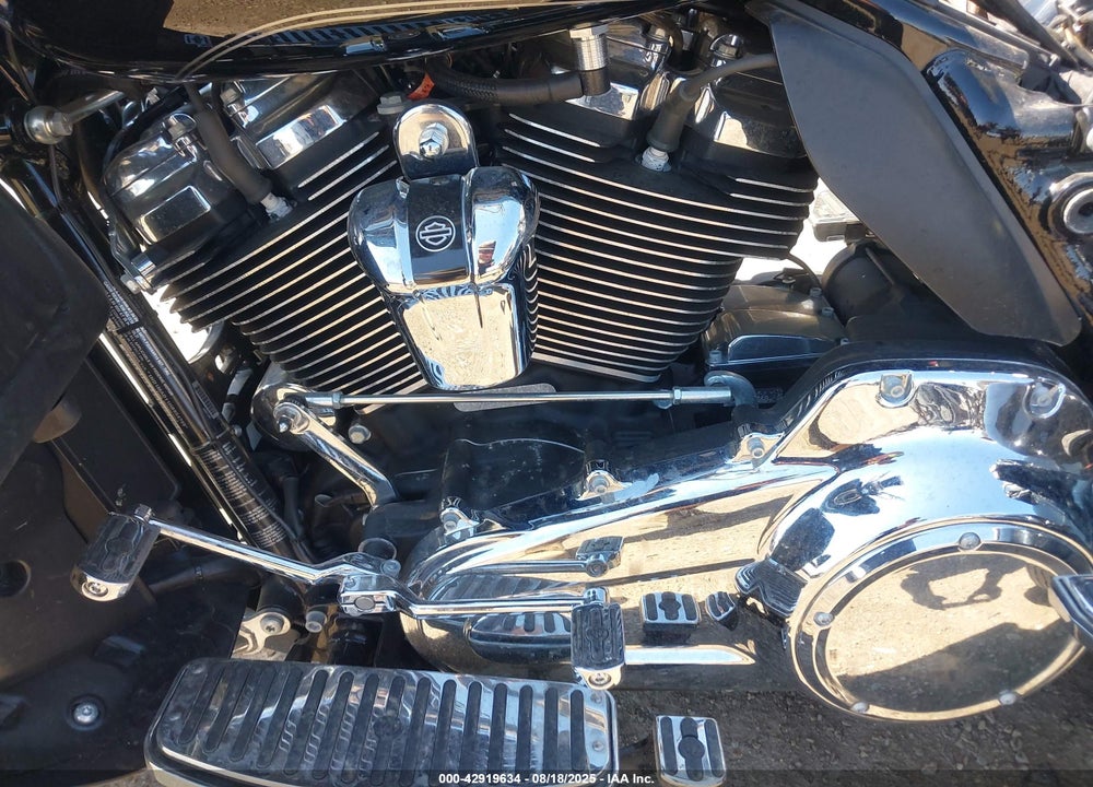 2017 HARLEY-DAVIDSON FLHTCUTG TRI GLIDE ULTRA VIN: 1HD1MAD11HB854799