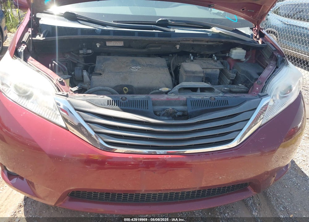 2013 TOYOTA SIENNA XLE V6 8 PASSENGER VIN: 5TDYK3DC6DS329842