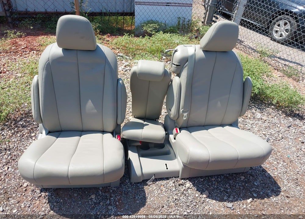 2013 TOYOTA SIENNA XLE V6 8 PASSENGER VIN: 5TDYK3DC6DS329842