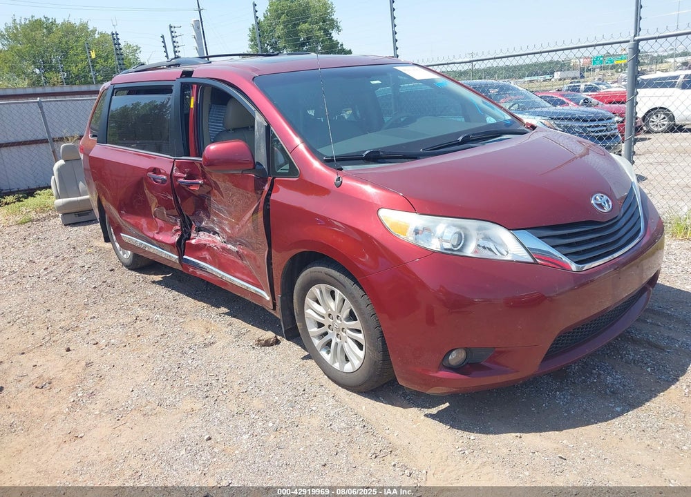 2013 TOYOTA SIENNA XLE V6 8 PASSENGER VIN: 5TDYK3DC6DS329842