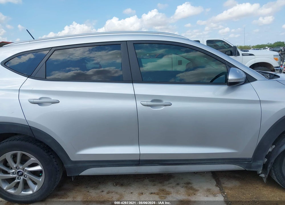 2017 HYUNDAI TUCSON VIN: KM8J33A25HU388680