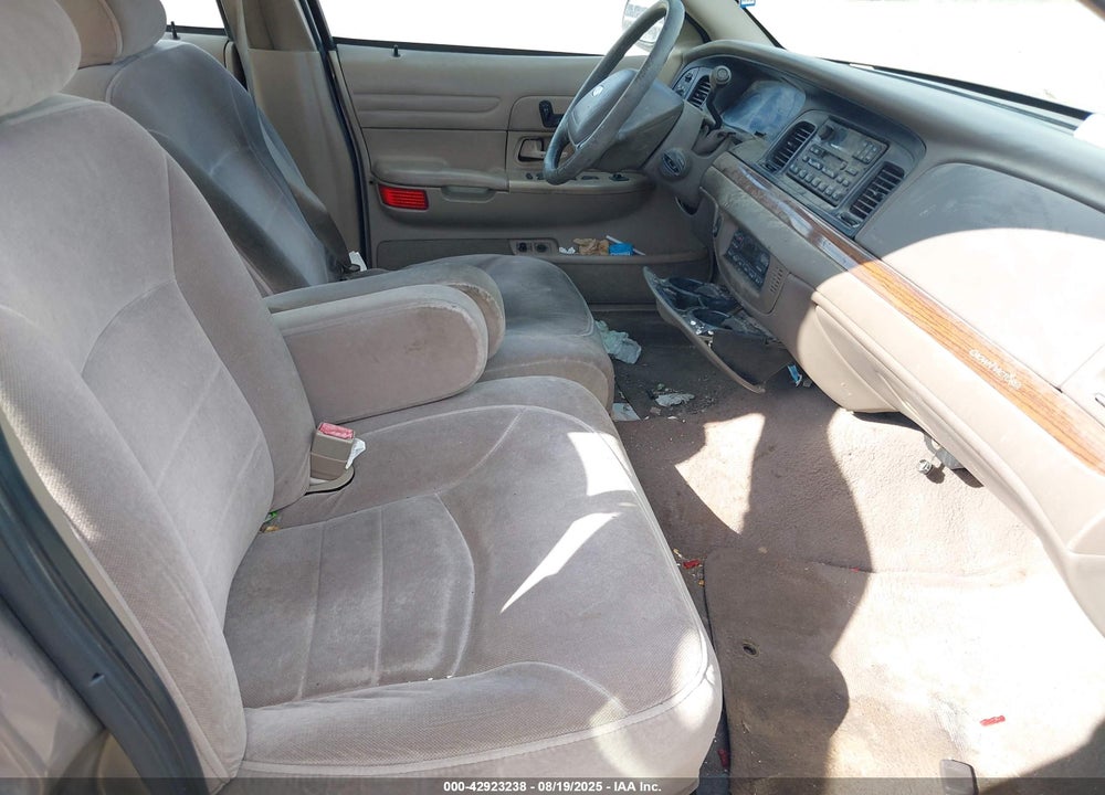 2001 FORD CROWN VICTORIA LX VIN: 2FAFP74W21X131372