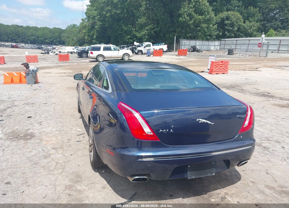 2011 JAGUAR XJ SERIES VIN: SAJWA2GB4BLV14124