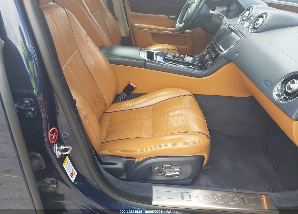 2011 JAGUAR XJ SERIES VIN: SAJWA2GB4BLV14124